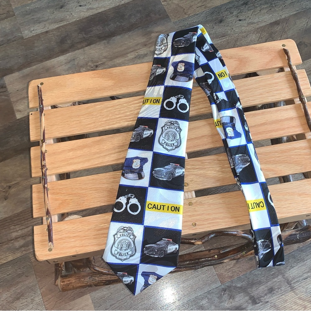 Steven Harris vintage novelty “back the blue” police design neck tie